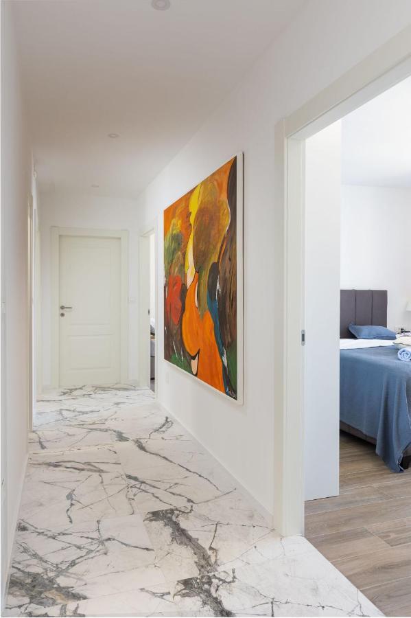 None Apartman *